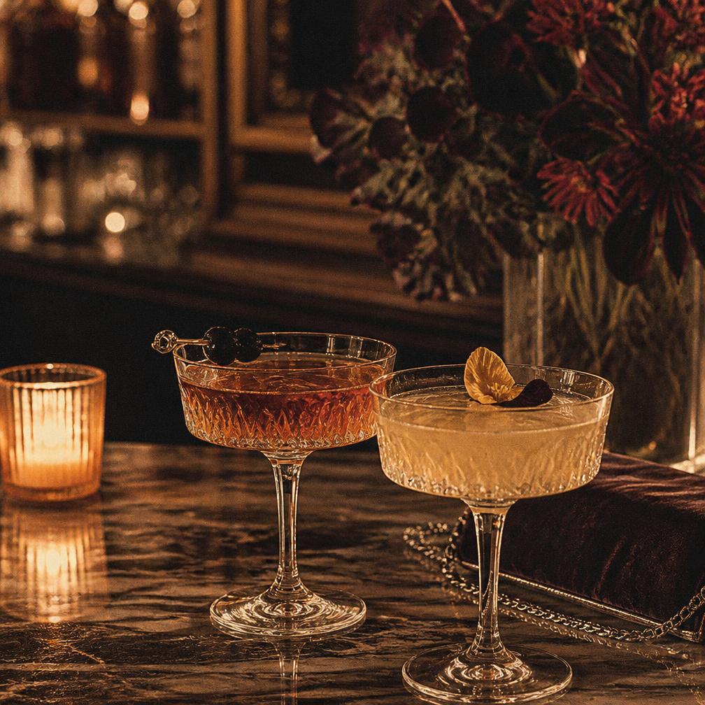 Cocktails signature sur un bar en marbre